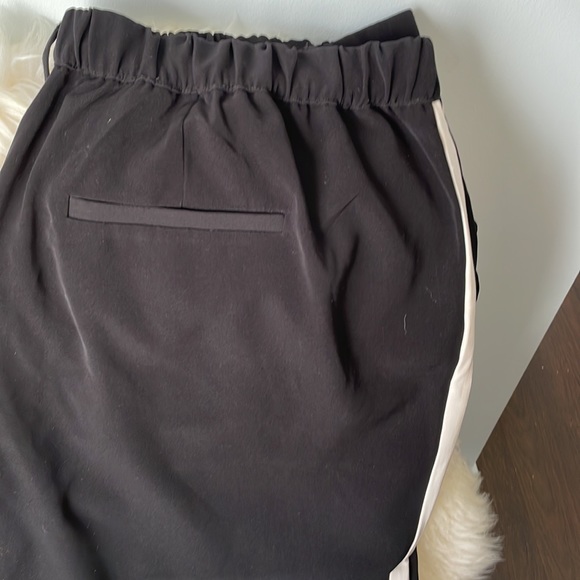 EUC Black fitted crop pant - Picture 3 of 3